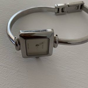 Silver Gucci 1900 L Watch